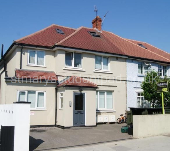 Student in Twickenham houses homes flats housing